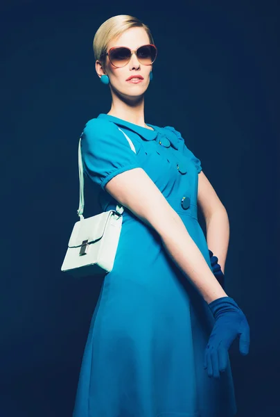 Kvinna i blå klänning — Stockfoto
