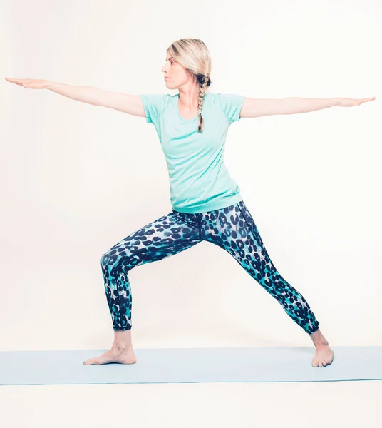 Woman Doing Warrior 1 Yoga Pose — Stock Photo, Image
