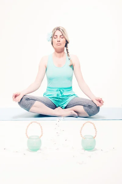 Женщина медитирует с мирным выражением — стоковое фото