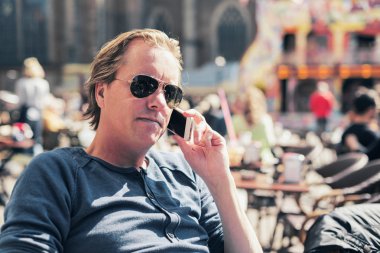 Ciddi bir ifade ile bir telefon dinleme