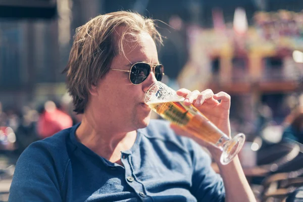 Man sipping a cold beer — Stock Photo, Image