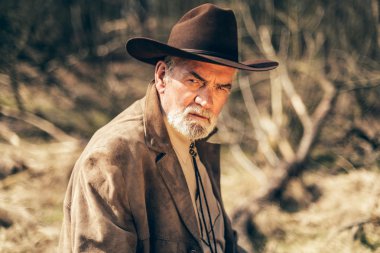 Geniş bir şapka giyen adam