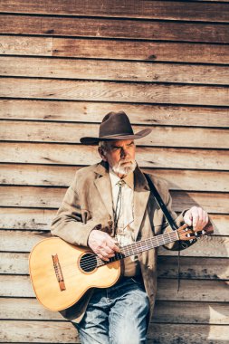 Üst düzey gitarist bir mola