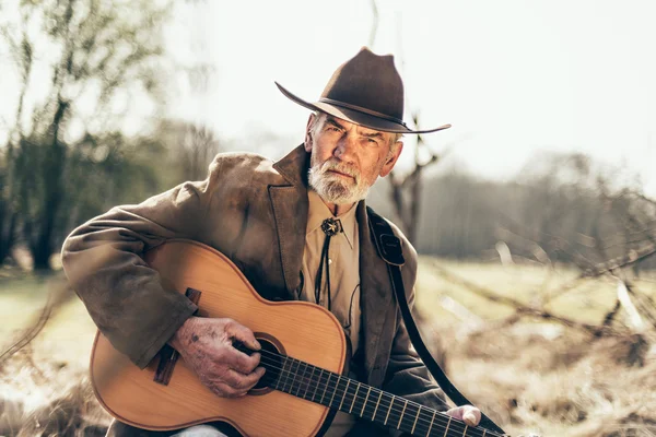 Ember, reminiscing, ő strums a gitár — Stock Fotó