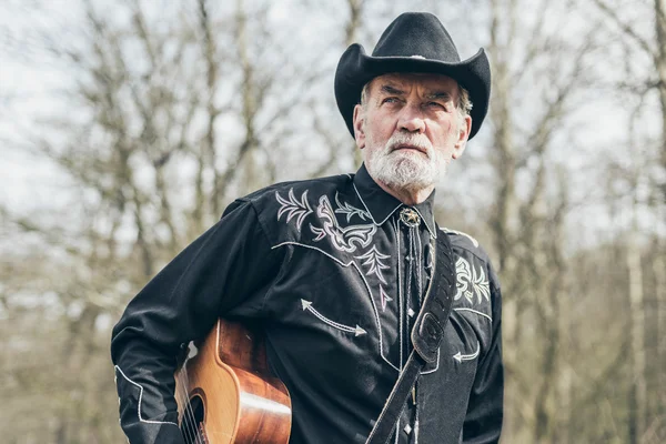 Senior land westerse gitarist op het bos — Stockfoto