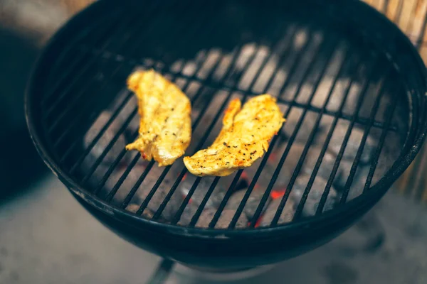 Deliciosos peitos de frango picantes marinados — Fotografia de Stock