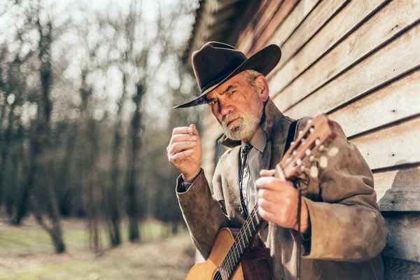 Kameraya bakarak ciddi Batı gitarist — Stok fotoğraf