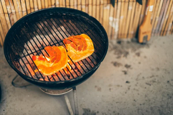 Keile von frischem Kürbis Grillen auf einem Grill — Stockfoto