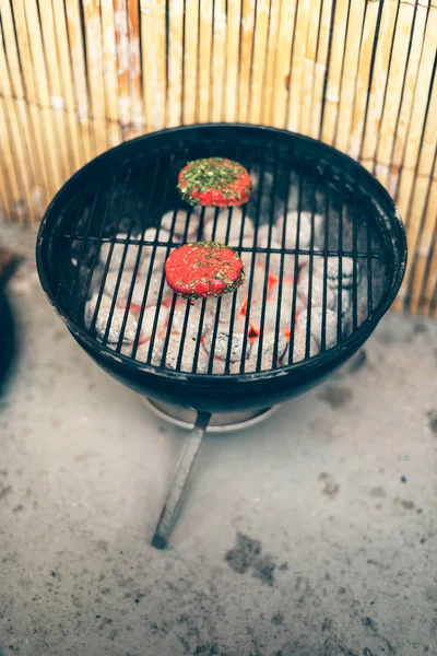 Medaillons grillen am Feuer — Stockfoto