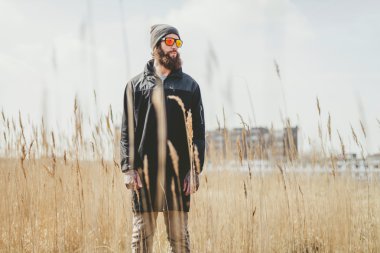 Casual sakallı adam