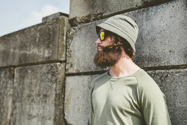 Hombre reflexivo con barba sin afeitar —  Fotos de Stock