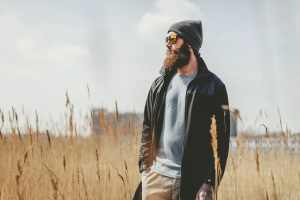 Mann steht auf einem trockenen Feld — Stockfoto