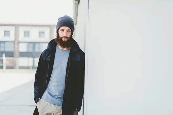Man in Winter Outfit Leaning on Wall — Stock Photo, Image