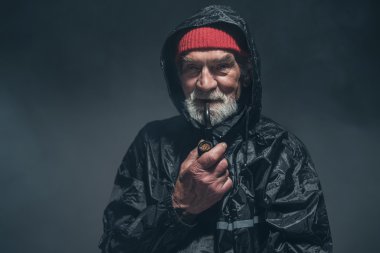 Yağmurluk mutlu sakallı adam