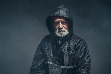 Sakallı adam su geçirmez ceket