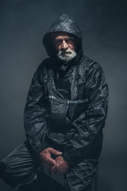 Komuta sizde siyah yağmurluk