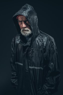 Ciddi bir sakallı komuta sizde yarım vücut çekim
