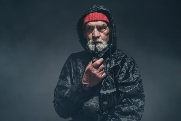 Elderly Man in Winter Outfit — Stock Photo, Image