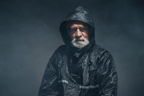 Hombre barbudo en chaqueta impermeable —  Fotos de Stock