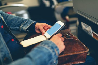 Hareket eden smartphone kullanan kişi