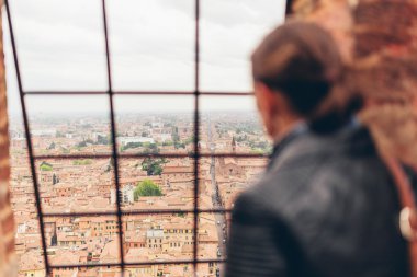 Kadın turistik bir şehir ile ilgilenen