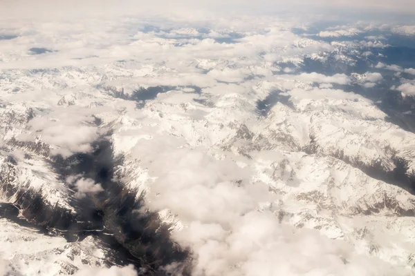 Θέα από το αεροπλάνο σε ένα χιονισμένο βουνό — Φωτογραφία Αρχείου