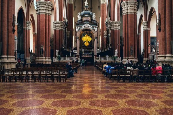 Interieur van een rooms-katholieke kerk — Stockfoto