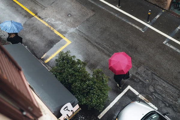 Osoba používající červený deštník, přejezd ulici — Stock fotografie