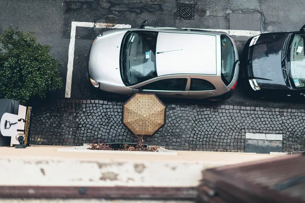 Вид с воздуха на человека под зонтиком — стоковое фото