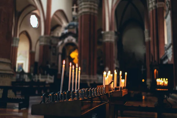 Filas de velas espirituales ardientes — Foto de Stock
