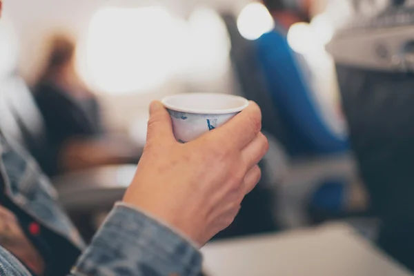 Man 's hand holding paper cup — стоковое фото