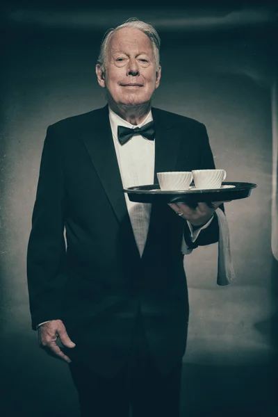 Butler masculino vestindo terno de smoking formal — Fotografia de Stock