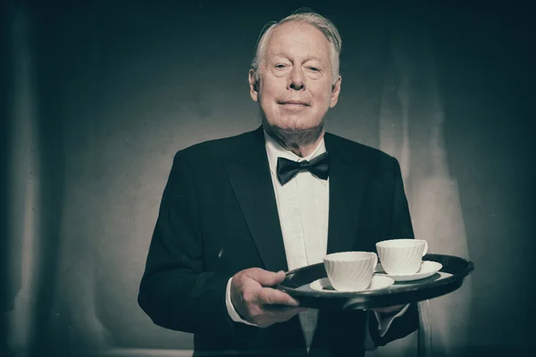 Butler masculino vestindo terno de smoking formal — Fotografia de Stock