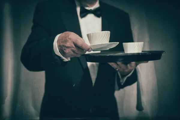 Butler masculino vestindo terno de smoking formal — Fotografia de Stock