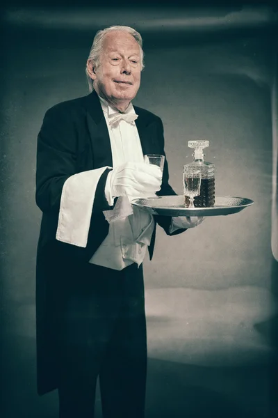 Manliga Butler bär smoking — Stockfoto