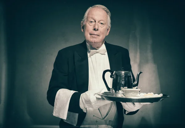 Senior Male Butler bär smoking — Stockfoto