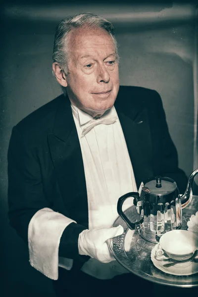 Senior Male Butler bär smoking — Stockfoto