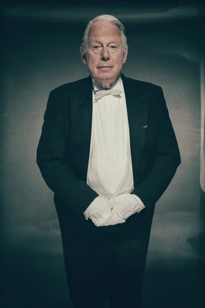 Beyaz eldiven giyen Butler — Stok fotoğraf