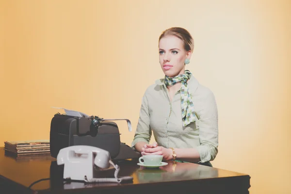 Blonda sekreterare kvinna sitter — Stockfoto