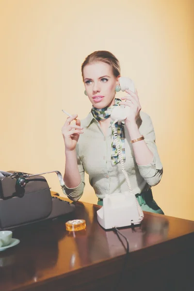 Blonda sekreterare kvinna sitter — Stockfoto