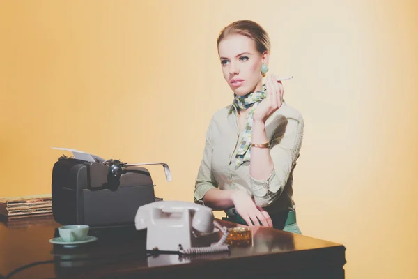 Secretaria rubia sentada —  Fotos de Stock