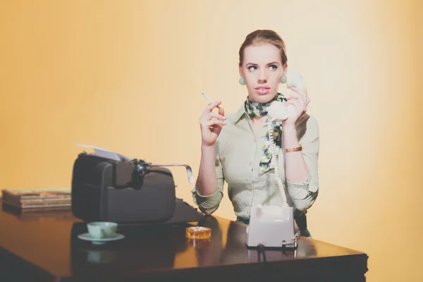 Blonďatá sekretářka žena sedí — Stock fotografie