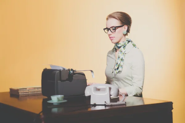 Secretaria rubia sentada — Foto de Stock