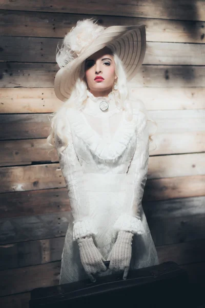 Женщина в белом платье и винтажной шляпе — стоковое фото