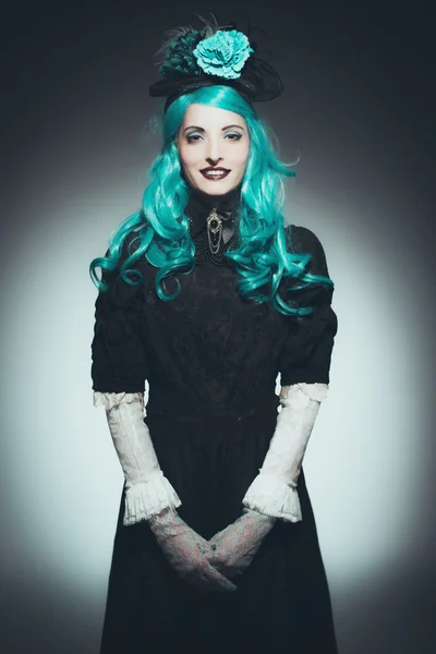 ヴィンテージのガウンの緑髪の女性 — ストック写真