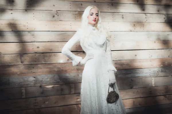 Mujer con Pelo Blanco en vestido blanco —  Fotos de Stock