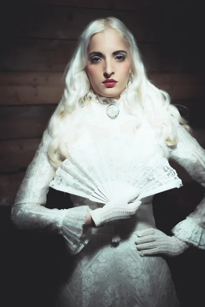 Mulher com cabelo branco em vestido branco — Fotografia de Stock