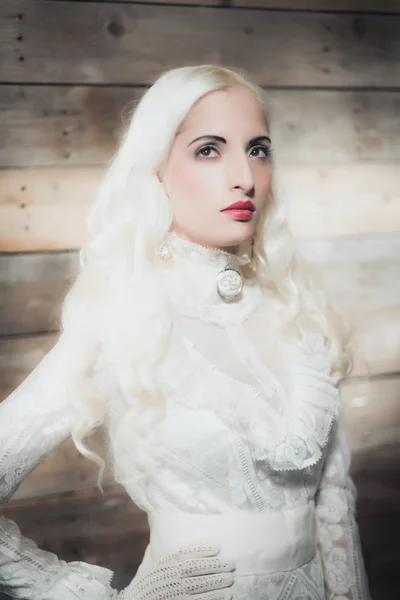 Женщина с белыми волосами в белом платье — стоковое фото