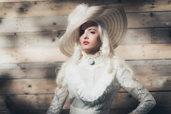 Kadın beyaz elbise ve vintage şapka — Stok fotoğraf