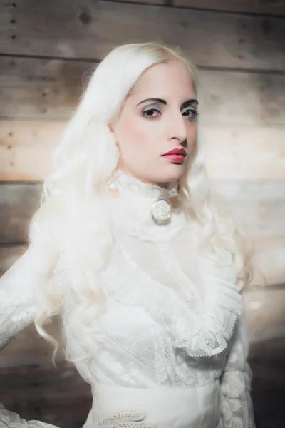 Mulher com cabelo branco em vestido branco — Fotografia de Stock